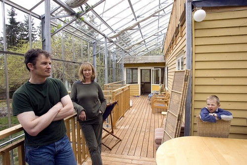 WATCH: Stockholm family wraps home in greenhouse to warm up | 1 Million