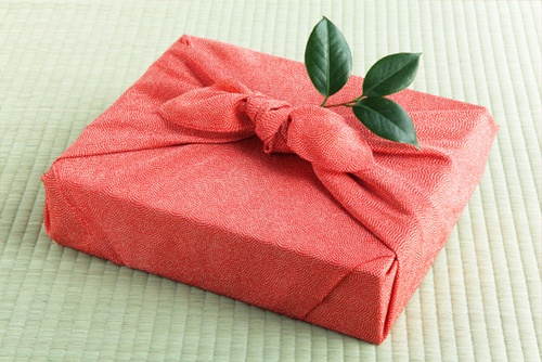 5 ways to wrap up gifts without trashing the planet | 1 Million Women