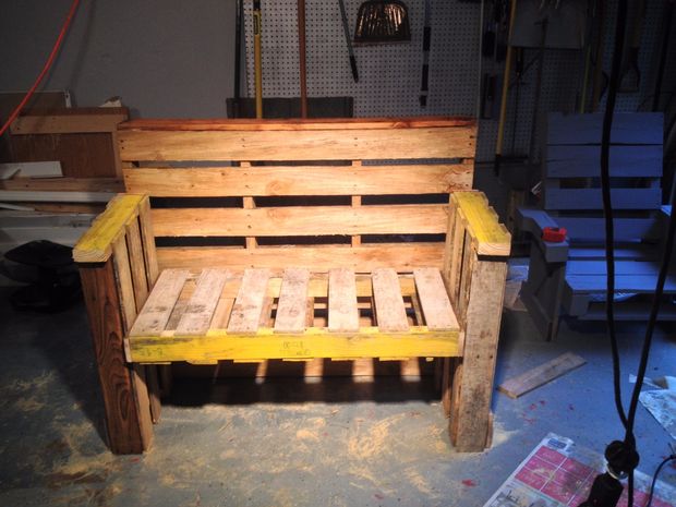 [How to] Turn old pallets into furniture for your home 1 